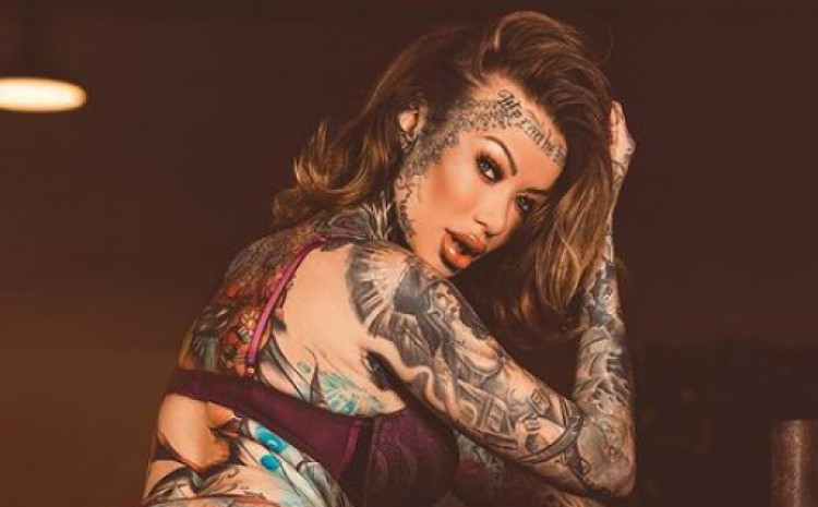 the-most-tattooed-british-woman-lost-her-place-on-her-body,-so-she-also-tattooed-her-forehead