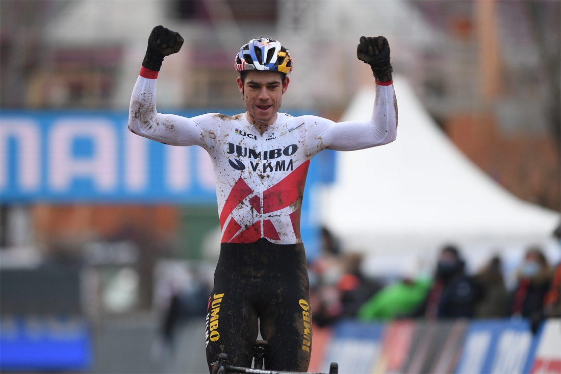 wout-van-aert-wins-in-overijse-and-pockets-the-world-cup-after-a-wonderful-and-spectacular-duel-with-mathieu-van-der-poel