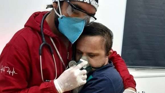 vuelven-viral-la-imagen-de-un-enfermero-brasileno-que-calma-a-un-paciente-con-sindrome-de-down-contagiado-de-covid-19