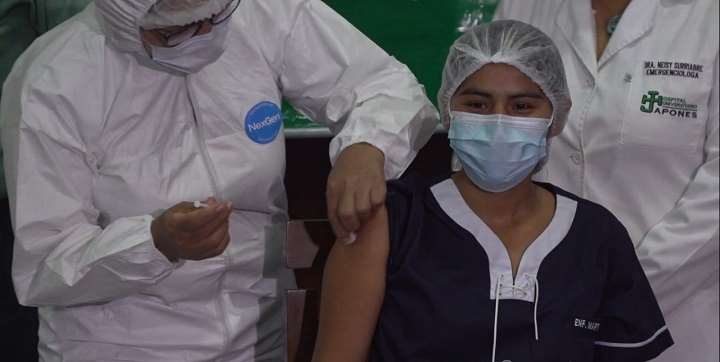 bolivia-suma-5.172-trabajadores-de-la-salud-inmunizados-en-una-semana