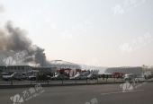 济南奥体中心一在建体育馆顶部发生火灾(组图)