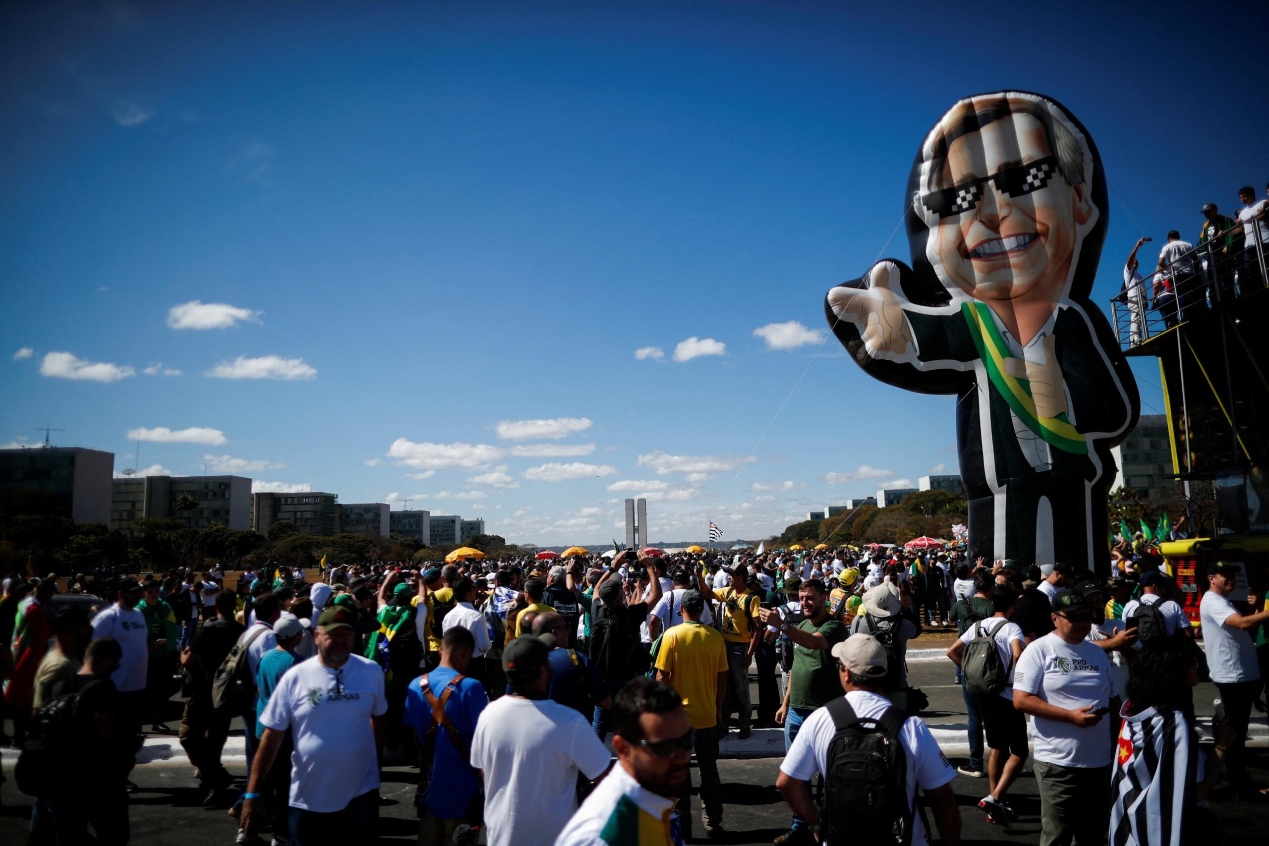 des-centaines-de-manifestants-pro-armes-marchent-pour-la-«liberte»-a-brasilia