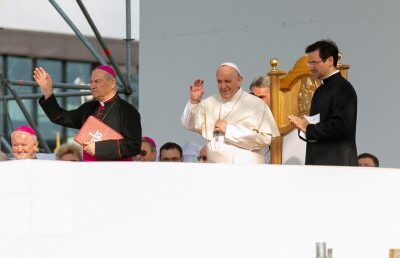 papa-francisc-a-semnat-cu-tineri-din-lumea-intreaga-un-pact-pentru-o-economie-a-pacii