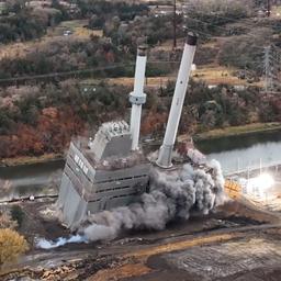 video-|-amerikaanse-kolencentrale-gesloopt-met-explosieven