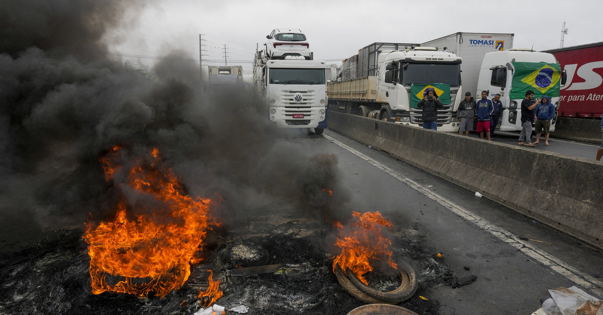 brazilijoje-protestuotojai-po-j.bolsonaro-pralaimejimo-antra-diena-blokuoja-greitkelius