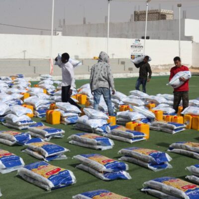 توزيع-مئات-السلال-الغذائية-على-أسر-أيتام-بموريتانيا
