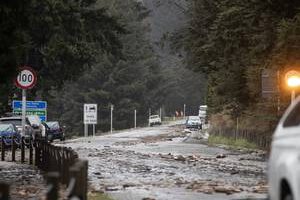 school-holiday-weather:-wellington,-north-island-hit-by-heavy-rain,-state-of-emergency-lifted-for-queenstown-and-southland
