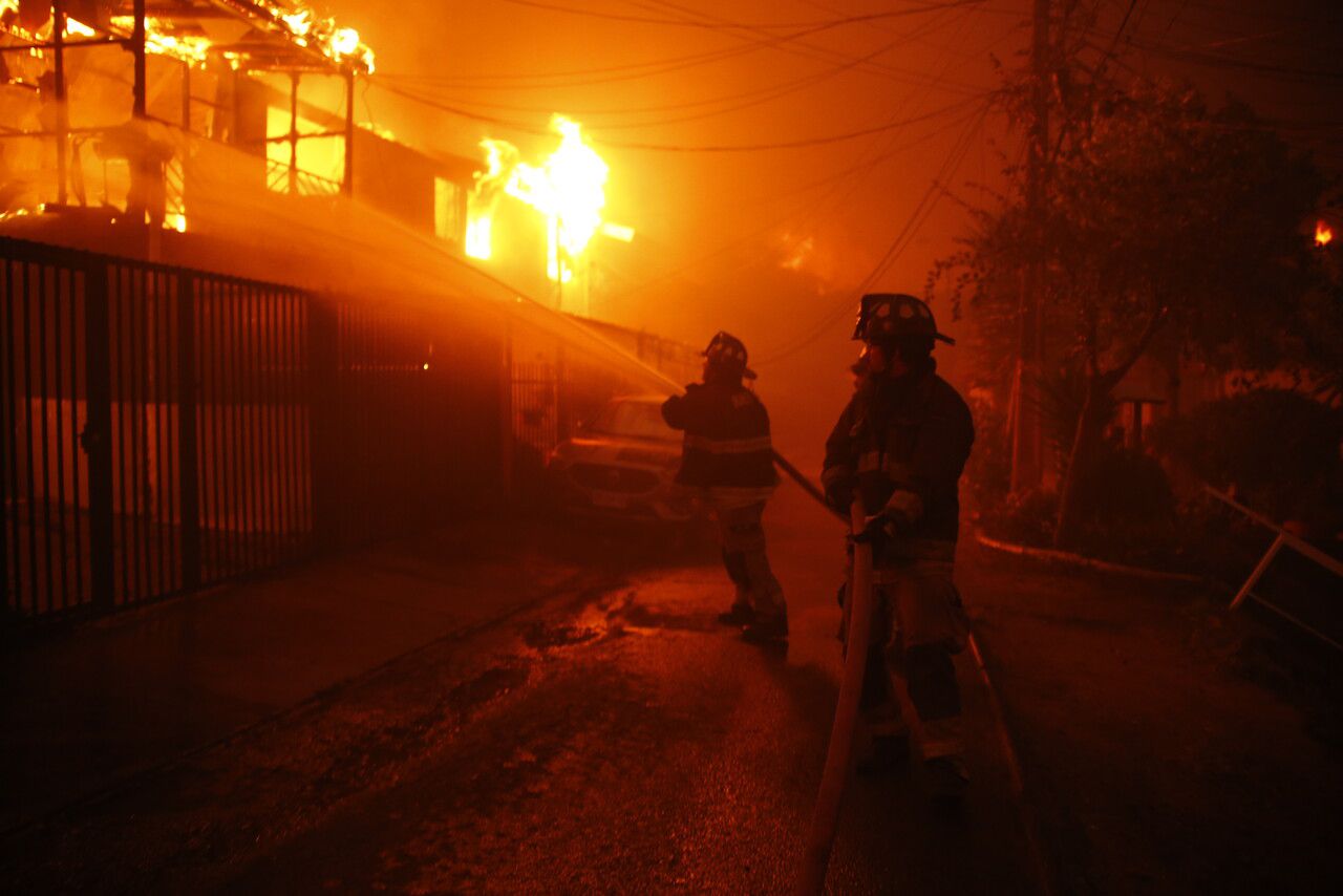 balance-de-incendios-en-region-de-valparaiso:-mas-de-1.000-casas-afectadas-y-no-hay-“cifras-concluyentes”-de-victimas-fatales