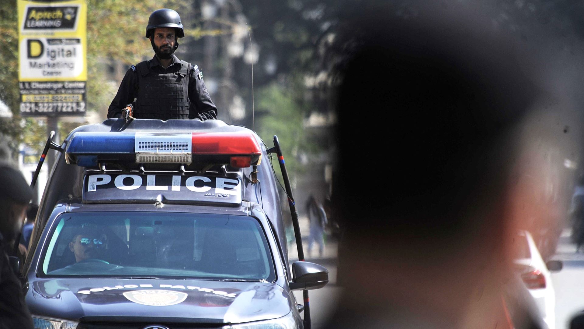 cinco-policias-mortos-a-tiro-no-paquistao-em-dia-de-eleicoes