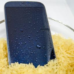 nu+-|-is-rijst-nou-slecht-voor-je-natte-smartphone?