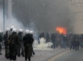 雅典警察枪杀少年引骚乱-数千人大闹市中心(kép)