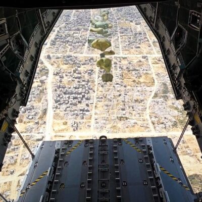 Шпанската-војска-од-авион-испушти-26-тони-храна-во-Појасот-Газа-(ВИДЕО)-|-МКД