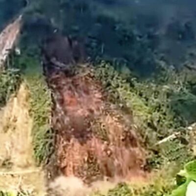 video:-impresionante-deslizamiento-de-tierra-tapo-via-y-obstruye-un-rio-en-caldas