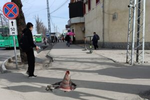 Вместо-ремонта-на яму-на тротуаре-в Бишкеке-поставили-красный-конус