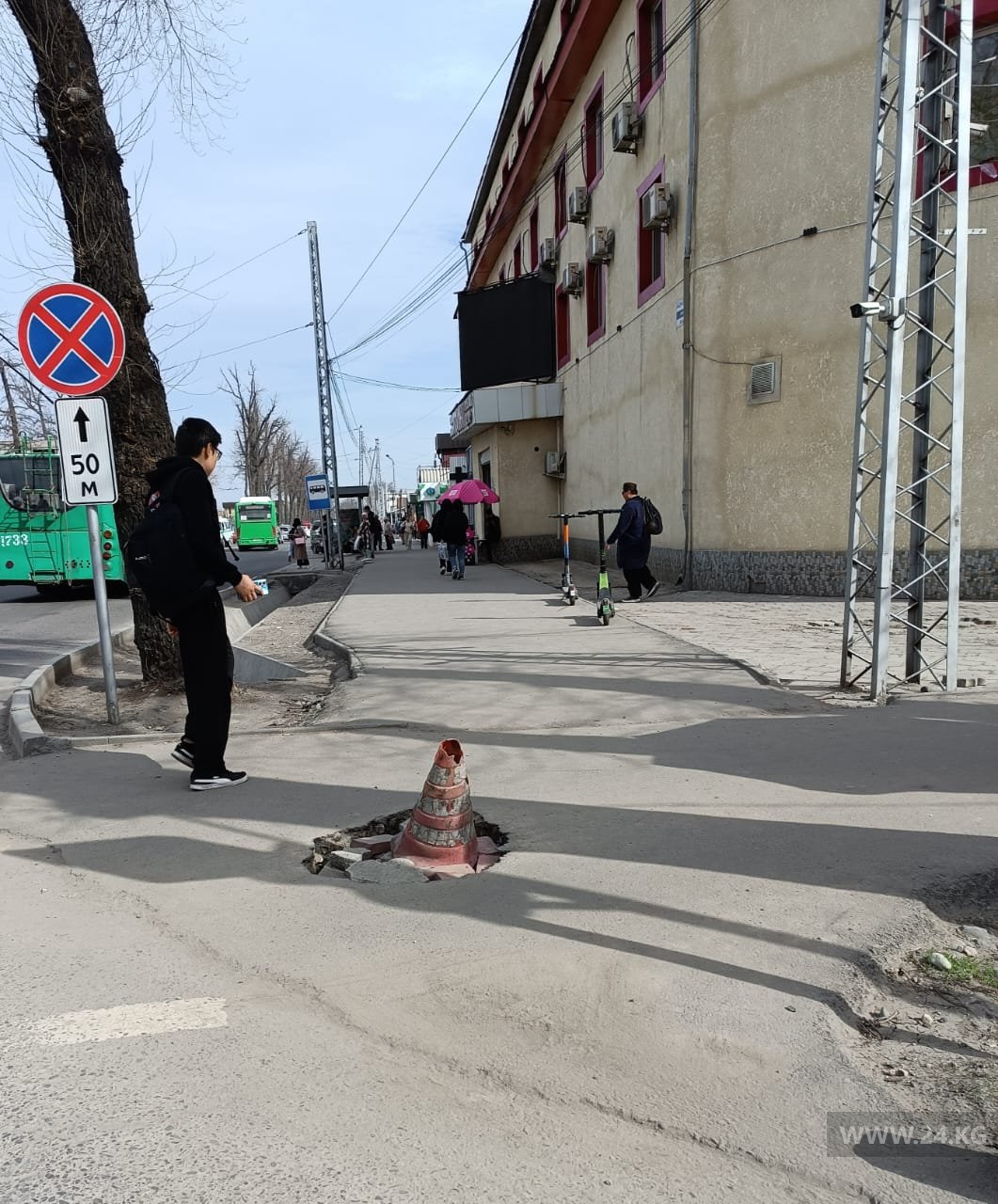 Вместо-ремонта-на яму-на тротуаре-в Бишкеке-поставили-красный-конус