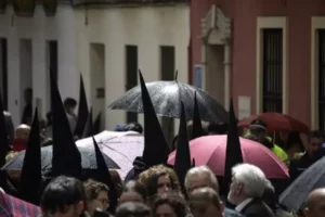 la-lluvia-obliga-a-cancelar-algunas-procesiones-de-semana-santa-en-espana