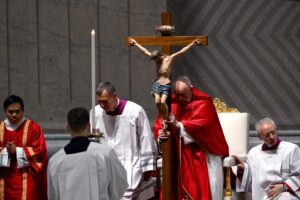 papa-francisc-si-a-anulat-participarea-la-procesiunea-via-crucis,-dupa-ce-a-prezidat-slujba-din-vinerea-mare-la-basilica-sfantul-petru