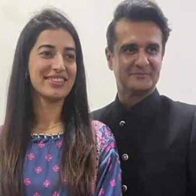all-rounder-aliya-riaz,-commentator-ali-younis-announce-engagement