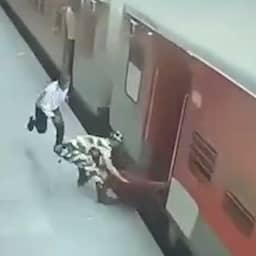 video-|-indiase-perronwachter redt-een-door-trein-meegesleurde-passagier
