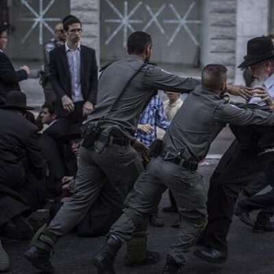 "نموت-ولا-نتجنّد".-متظاهرون-حريديم-يشتبكون-مع-شرطة-الاحتلال-في-"تل-أبيب"