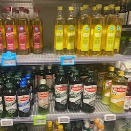 fles-olijfolie-wordt-alsmaar-duurder:-prijs-in-een-maand-met-2,50-euro-gestegen
