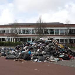 video-|-rotterdamse-straat-bezaaid-met-afval-na-brand-in-vuilniswagen