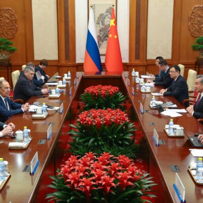 china-va-sprijini-dezvoltarea-rusiei,-i-a-spus-lui-lavrov-ministrul-de-externe-de-la-beijing:-cu-putin,-rusii-au-un-viitor-stralucit