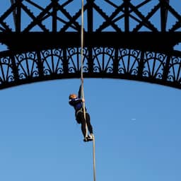 franse-vrouw-breekt-wereldrecord-touwklimmen-met-beklimming-van-eiffeltoren
