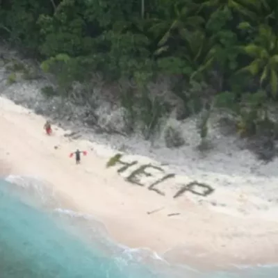 rescatan-a-naufragos-que-escribieron-‘ayuda’-con-palmas-en-isla-remota-del-pacifico