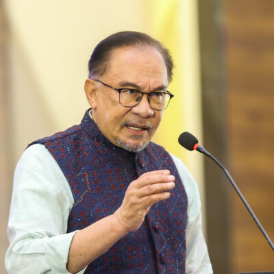 ‘stab’-me-if-i-neglected-you,-anwar-tells-indian-community