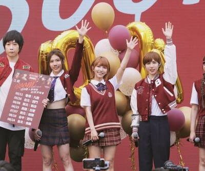五月天阿信現身台上送上氣球-祝賀四人女子組合「boom！怪物星人」