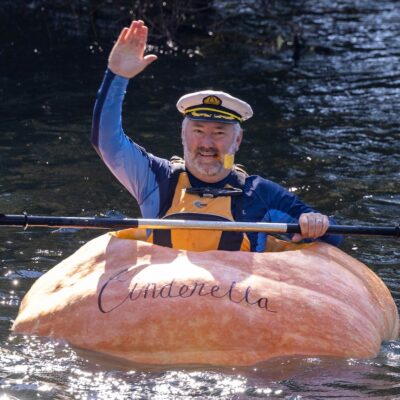 man-turns-mammoth-400kg-prize-winning-pumpkin-into-a-canoe,-paddles-it-down-river