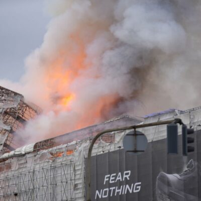 ‘notre-dame-all-over-again’:-fire-breaks-out-at-copenhagen’s-historic-stock-exchange