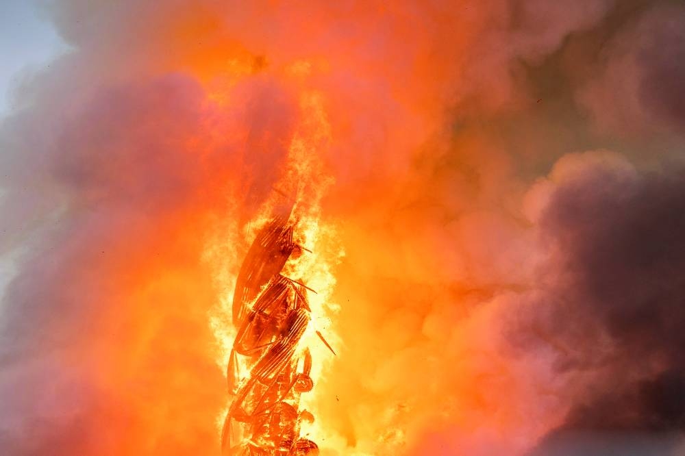 spire-collapses-as-copenhagen’s-historic-stock-exchange-burns