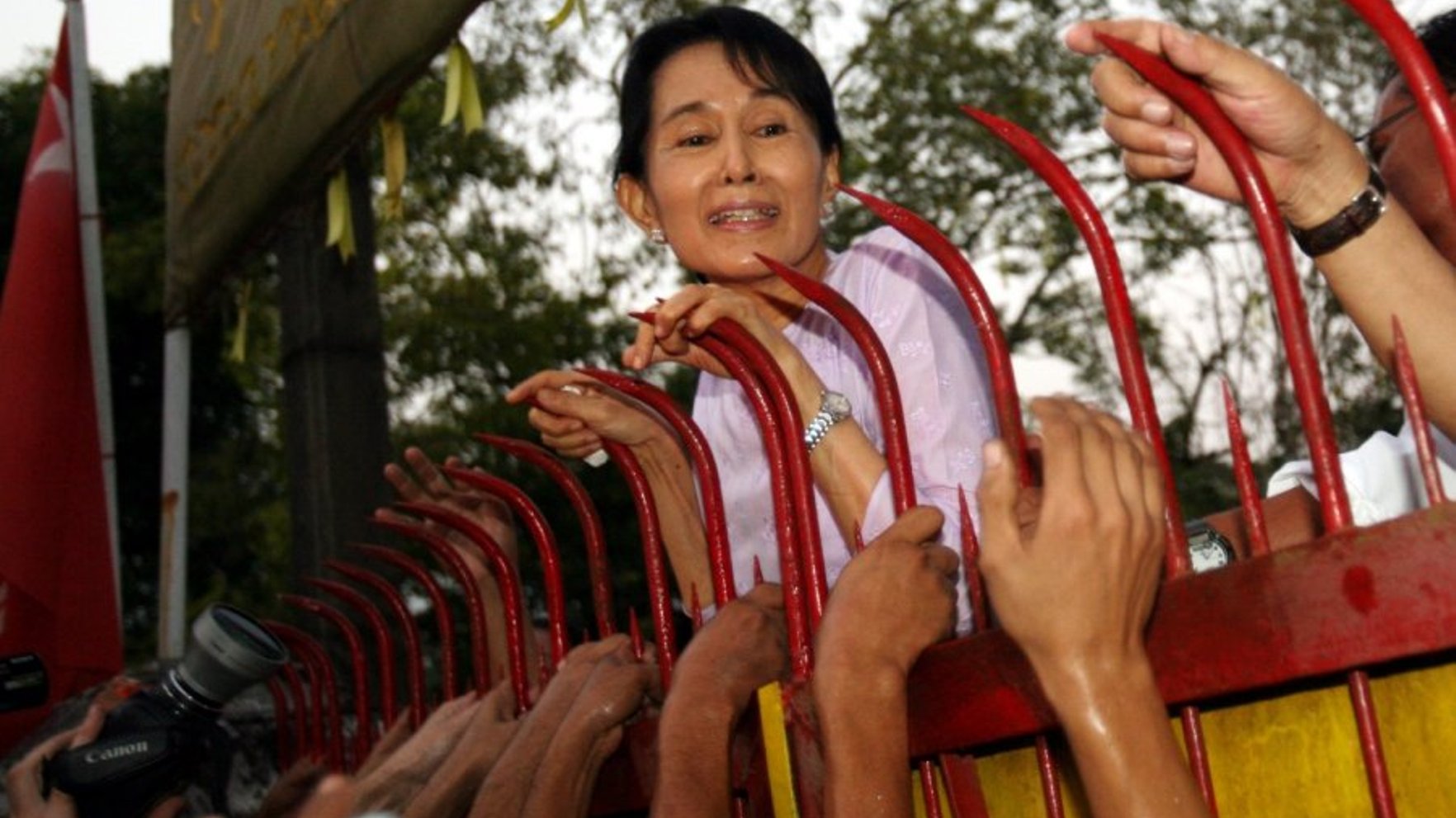 mjanmas-bijusi-lidere-su-ci-parvietota-no-cietuma-uz-majas-arestu
