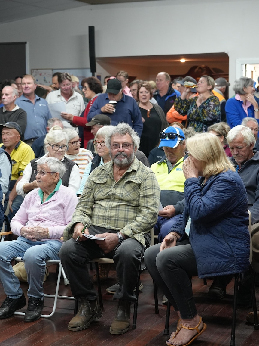 tiny-town’s-population-swells-as-west-australian-farmers-hold-drought-crisis-talks