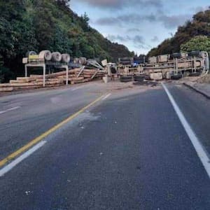 state-highway-1-blocked-near-taupo-after-logging-truck-rolls,-no-injuries-reported