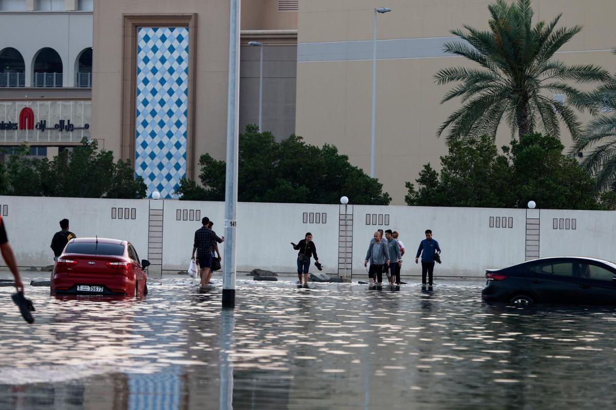 en-dubai-se-paralizan-aeropuertos-por-lluvias-e-inundaciones