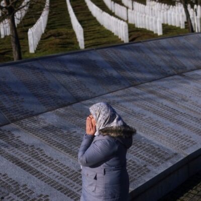 Резолуцијата-на-ОН-за-признавање-на-геноцидот-во-Сребреница-ги-разгорува-тензиите-|-Глас-на-Америка