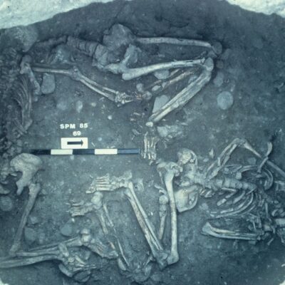 schelete-antice-dezgropate-in-franta-arata-ca-victimele-au-fost-sacrificate-cu-o-metoda-de-tortura-folosita-si-azi-de-mafia-italiana