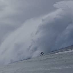 video-|-duitser-surft-op-30-meter-hoge-golf-in-portugal