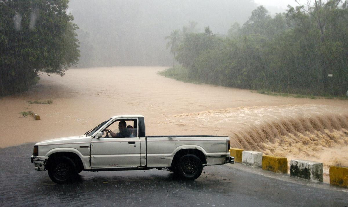 푸에르토리코 내륙 지방자치단체에 새로운 홍수 경보를 연장하고 발령합니다.