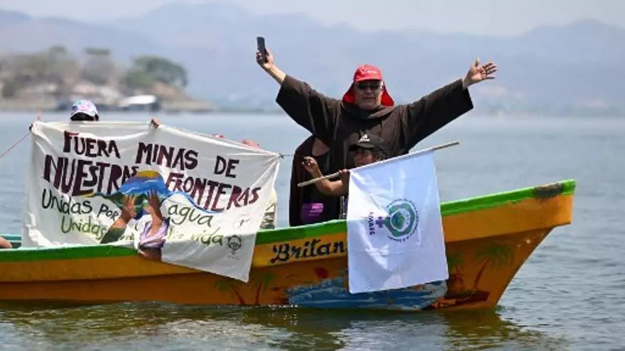 ‘no-a-la-mineria’:-activistas-navegan-lago-fronterizo-en-protesta-a-mina-guatemalteca