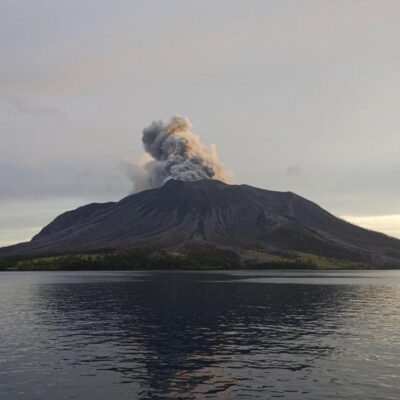 mas-de-2,100-personas-son-evacuadas-por-erupcion-de-volcan-en-indonesia