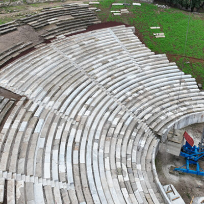 Θάσος:-Το-αρχαίο-θέατρο-αποκαταστάθηκε-έπειτα-από-11-χρόνια-με-το-φημισμένο-λευκό-μάρμαρο-του-νησιού
