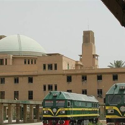السيارات-تتسابق-مع-القطارات-في-شوارع-بغداد-(וִידֵאוֹ)