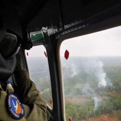 fuerza-aerea-colombiana-apoya-extincion-de-incendio-sobre-via-parque-isla-salamanca