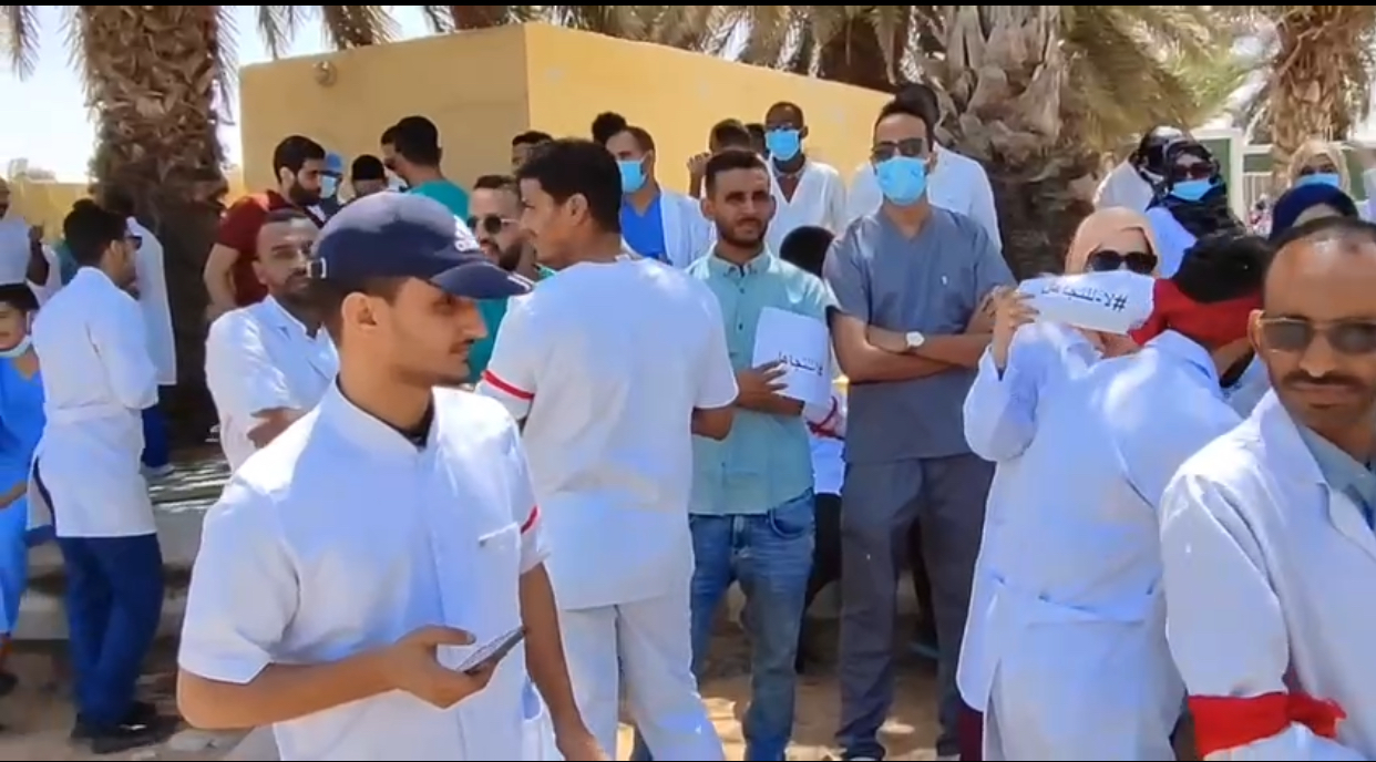 “الأطباء-المقيمون”-يواصلون-احتجاجهم-ضد-خرق-الوزارة-اتفاقهما-(فيديو)