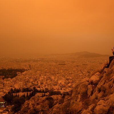 imagini-apocaliptice-din-grecia.-cerul-a-devenit-portocaliu-si-atena-abia-se-mai-vede-din-cauza-valului-de-praf-saharian