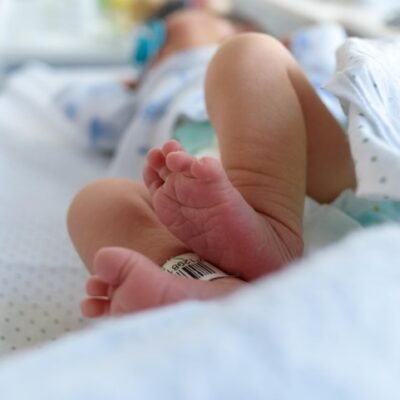al-23-baby’s-met-kinkhoest-opgenomen-in-het-ziekenhuis:-departement-zorg-roept-zwangere-vrouwen-op-zich-te-laten-vaccineren